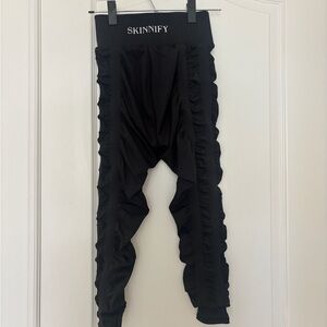 SKINNIFY Black Resistance Leggings